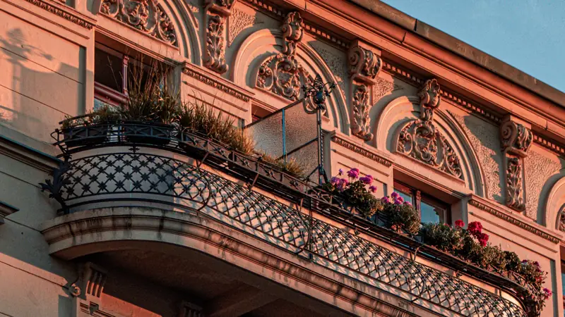 Verzierte Balkone und Stuckfassade eines Berliner Altbaus im Abendlicht