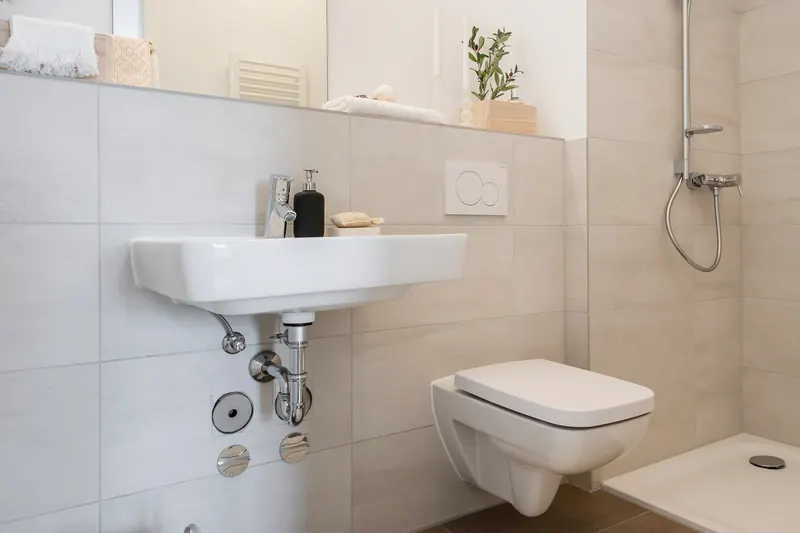 Duschbad mit Waschbecken, wandhängendem WC und Duscharmatur