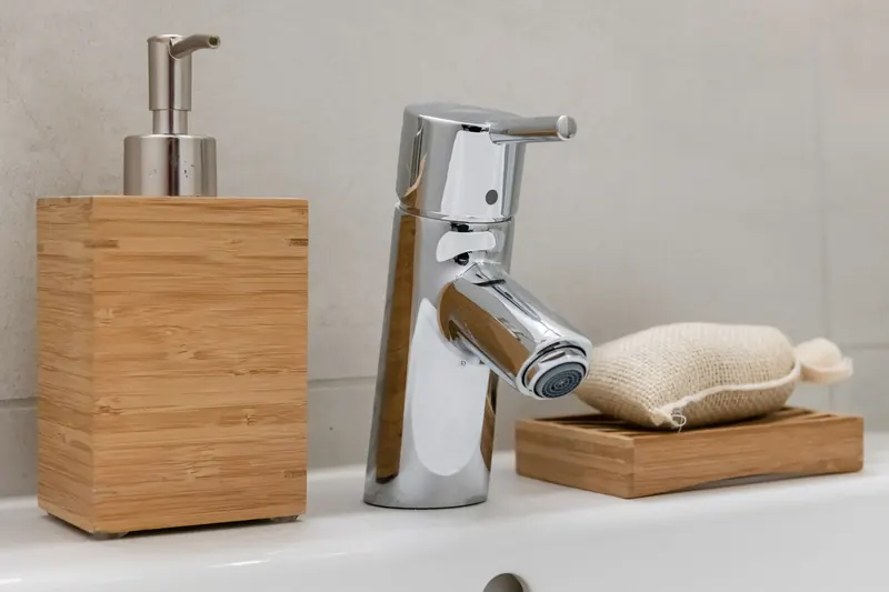 Waschtisch mit verchromter Armatur, Seifenspender und Seifenschale aus Holz