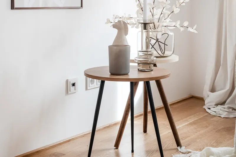 Leseecke mit Beistelltisch, Vase und Papierleuchte