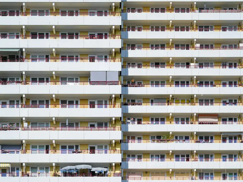 Fassade eines großen Wohnhauses in Berlin mit vielen gleichförmigen Balkonen